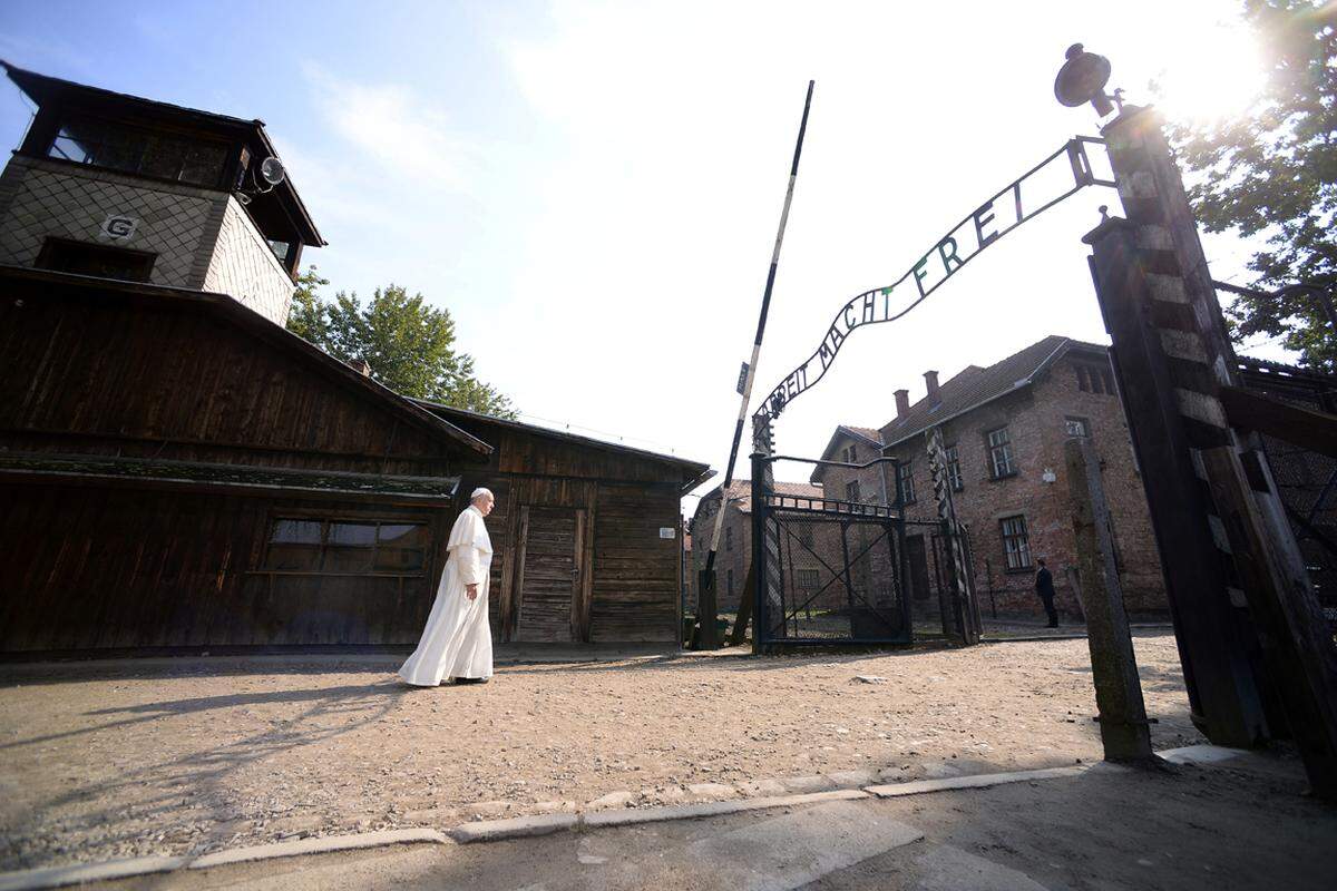 29. Juli. Papst Franziskus besuchte das ehemalige Konzentrationslagers der Nazis im polnischen Auschwitz und ging dabei auch durch das Tor mit dem die Häftlinge verhöhnenden Schriftzug "Arbeit macht frei".  