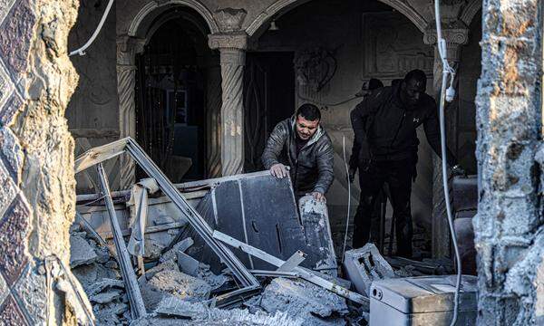 Evakuierung eines Gebäudes in Rafah am 11. Februar. (Photo by SAID KHATIB / AFP)