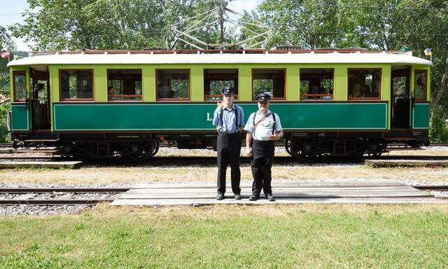 Ehrenamtliche Eisenbahnfreunde wie Reinhard Popp (li.) und Albert Malli erhalten den Betrieb der historischen Höllentalbahn als Museumsbahn am Leben. 