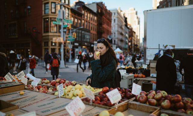 open street market shopping in NYCAlles wird teurer – die Inflation in den USA dürfte hoch bleiben. 