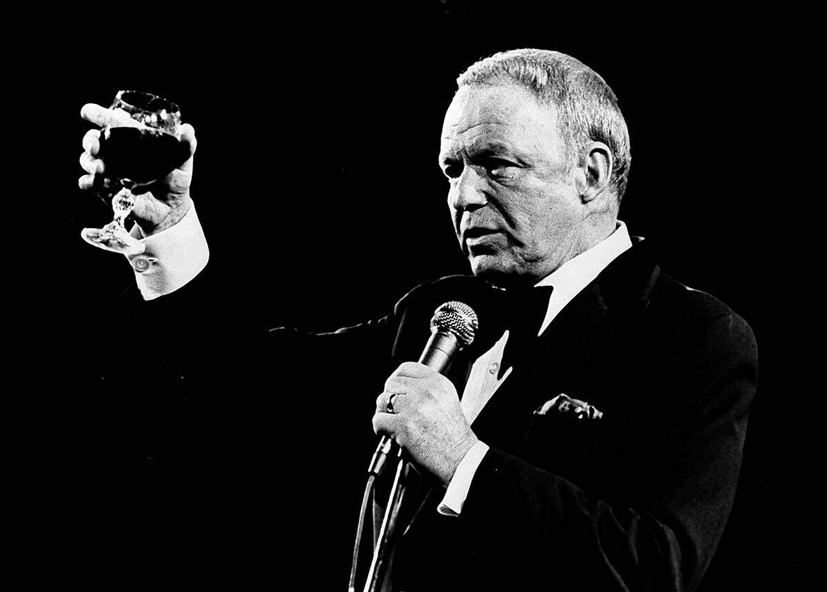 Untrennbar ist dieser Song mit Frank Sinatra verbunden. Der Text stammt allerdings von Paul Anka. Darin zieht er Resümee über sein Leben: "And now, the end is near, And so I face the final curtain", heißt es darin. Und: "I've lived a life that's full. I've traveled each and ev'ry highway; And more, much more than this, I did it my way."