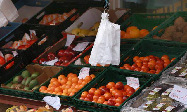 Obst und Gem�sestand an dem noch Plastikbeutel f�r die Eink�ufe genutzt werden *** Fruit and vege