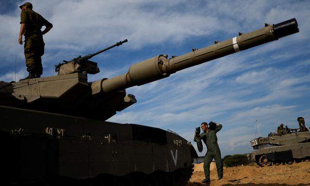 Israelische Kampfpanzer vom Typ Merkava  vor einem Einsatz in Gaza.  