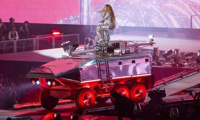 Beyoncé in Aktion in Cardiff am 17. Mai 2023. Ihr futuristisches Fahrzeug hat mutmaßlich keine Gesichtserkennungssoftware installiert - jenes der Polizei in den Straßen von Cardiff allerdings schon.