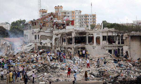 Es war der wohl tödlichste Anschlag in der jüngsten Geschichte Somalias: Zwei Tage nach den Bombenanschlägen in der somalischen Hauptstadt Mogadischu ist die Zahl der Todesopfer nach Angaben der Rettungskräfte auf mehr als 300 gestiegen. Ein Selbstmordattentäter sprengte sich in einem Lastwagen am Samstag auf einer der belebtesten Kreuzungen in die Luft.
