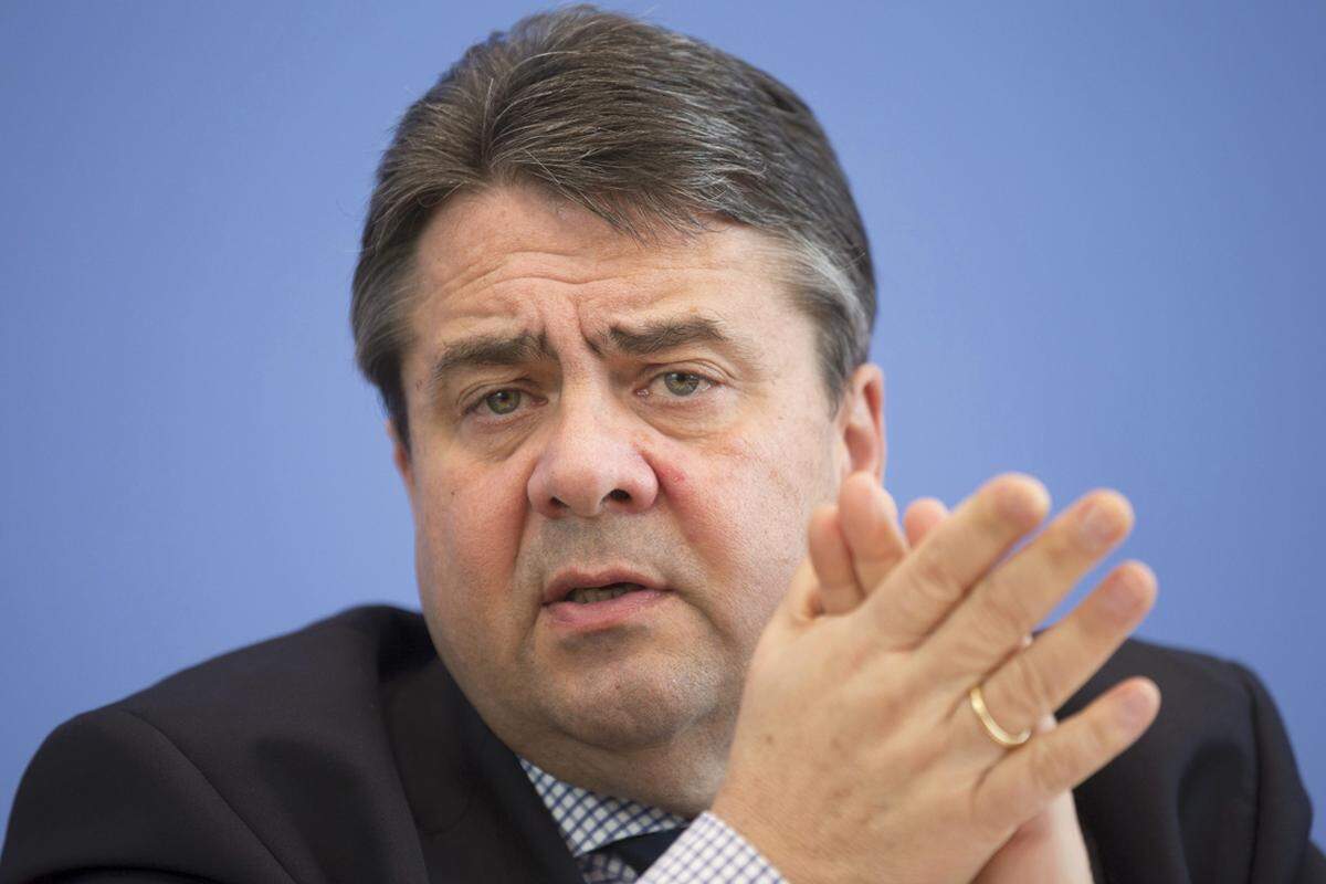 Der SPD-Vorsitzende Sigmar Gabriel hat Grass als Wegbegleiter, engen Freund und Ratgeber der deutschen Sozialdemokratie gewürdigt. "Mit ihm verlieren wir einen der bedeutendsten Schriftsteller der deutschen Nachkriegsgeschichte und einen engagierten Autor und Kämpfer für Demokratie und Frieden", erklärte Gabriel am Montag in Berlin. Grass hatte immer wieder Wahlkampf für die SPD gemacht und vor allem mit Willy Brandt einen engagierten Austausch gepflegt. "Ohne seine mahnende Stimme für mehr Toleranz, seinen Willen zur Einmischung und seine regelmäßigen politischen Interventionen wäre unser Land ärmer", betonte der deutsche Vizekanzler. "Die SPD verneigt sich vor Günter Grass."