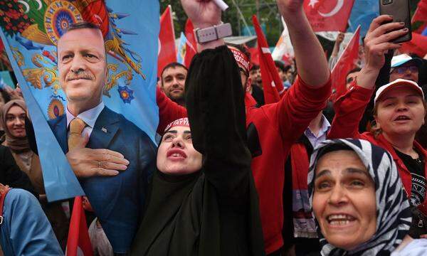 Erdoğan-Anhänger feiern in den Straßen Istanbuls ihren neuen alten Präsidenten. Der Einfluss seiner AKP und der rechtsextremen MHP in Österreich sei ein Problem, so die außenpolitische Sprecherin Ewa Ernst-Dziedzic.