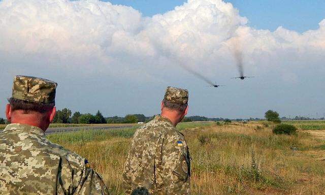 Alles nur zur Übung? Ukrainische Soldaten schauen während eines Militärmanövers im Gebiet Riwne Sukhoi-Kampfjets nach.