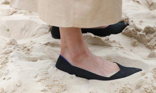 Statt strandtauglichen Flip-Flops schützten schwarze Ballerinas von Rothy (kennen wir ebenfalls von Tag eins) ihre Zehen vor dem australischen Sand - ganz umweltbewusst.