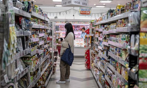 Ein Supermarkt in Tokio. Die Inflation wird sich Experten zufolge in den kommenden Jahren weltweit allmählich zurückziehen. 