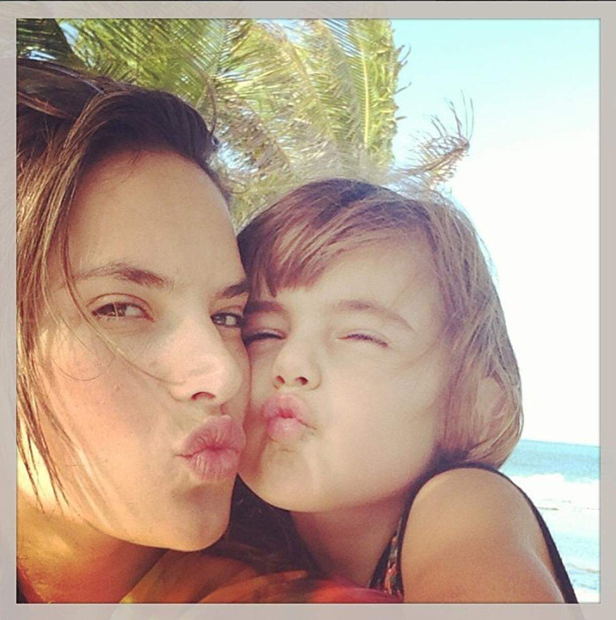 Mit Töchterchen Anja posiert Victoria's Secret Engel Alessandra Ambrosio ganz ungezwungen.