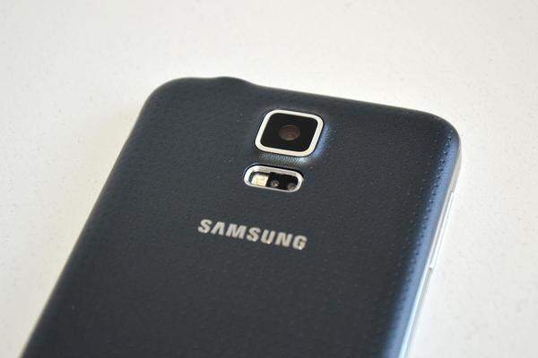 Die nächste Sonderlichkeit hat Samsung direkt unter der Kamera platziert: Ein Pulsmesser.