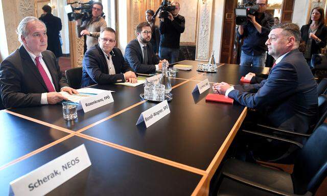 FPÖ-Klubobmann Walter Rosenkranz, ÖVP-Klubobmann August Wöginger und der stellvertretende SPÖ-Klubchef Jörg Leichtfried beim Treffen zum Thema 'Sicherungshaft'. 