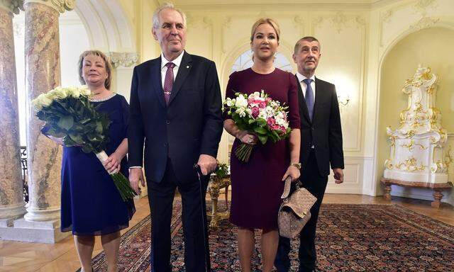 Tschechiens Präsident, Miloˇs Zeman, hält eisern zu Premier Andrej Babiˇs (rechts hinten). Die beiden haben einen Machtpakt geschlossen.