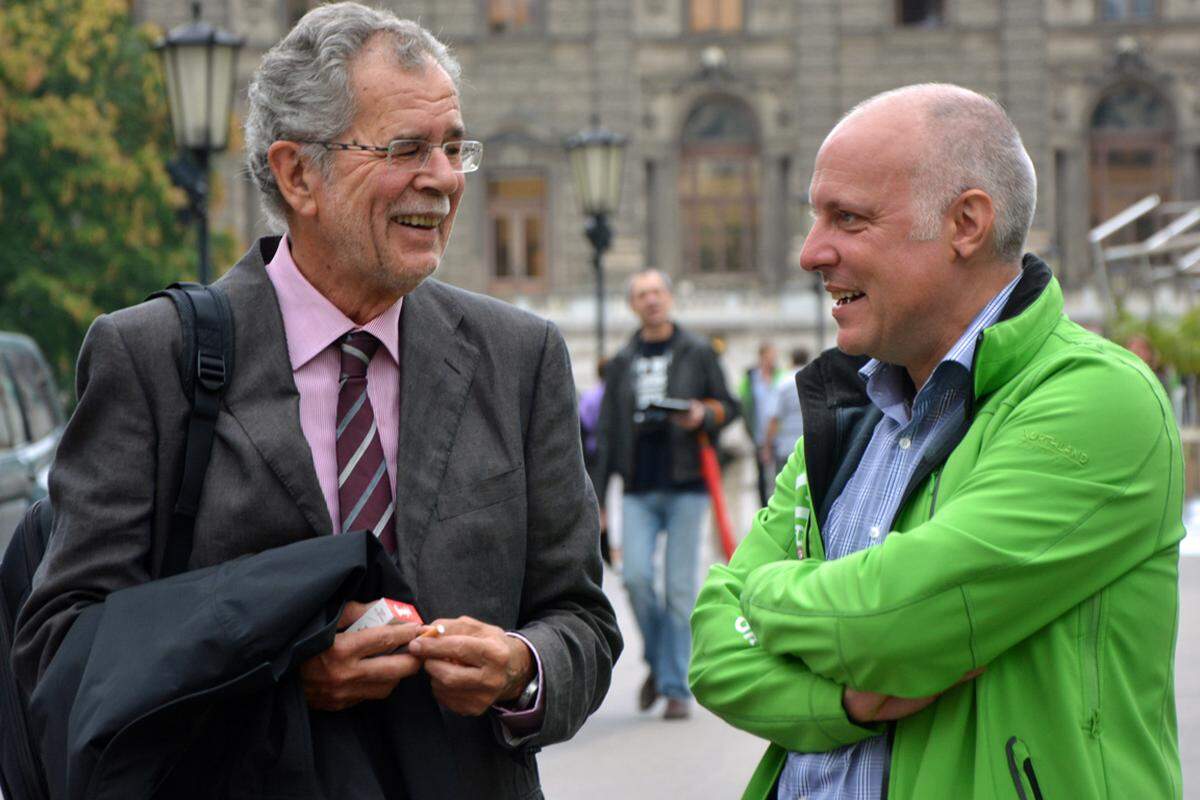 Auch Wiens Klubchef David Ellensohn, die frühere Vorsitzende des Korruptions-U-Ausschusses Gabriela Moser und Ex-Grünen-Bundessprecher Alexander Van der Bellen kamen zum Wahlkampfauftakt.  (Bild: Van der Bellen und Grüne-Bundesgeschäftsführer Stefan Wallner) 