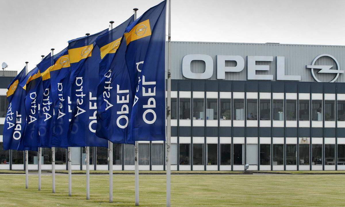 Opel beschließt im Frühjahr 2015 wegen der Wirtschaftskrise in Russland den Rückzug aus dem dortigen Markt. Im August 2016 kündigt das Unternehmen nach dem Brexit-Votum Kurzarbeit für die Werke Rüsselsheim und Eisenach an. Für die Modelle Insignia und Corsa ist Großbritannien der größte Markt. Aufgrund des Brexits und des nachfolgend schwächelnden britischen Pfunds werden die Unternehmensziele nicht erreicht.