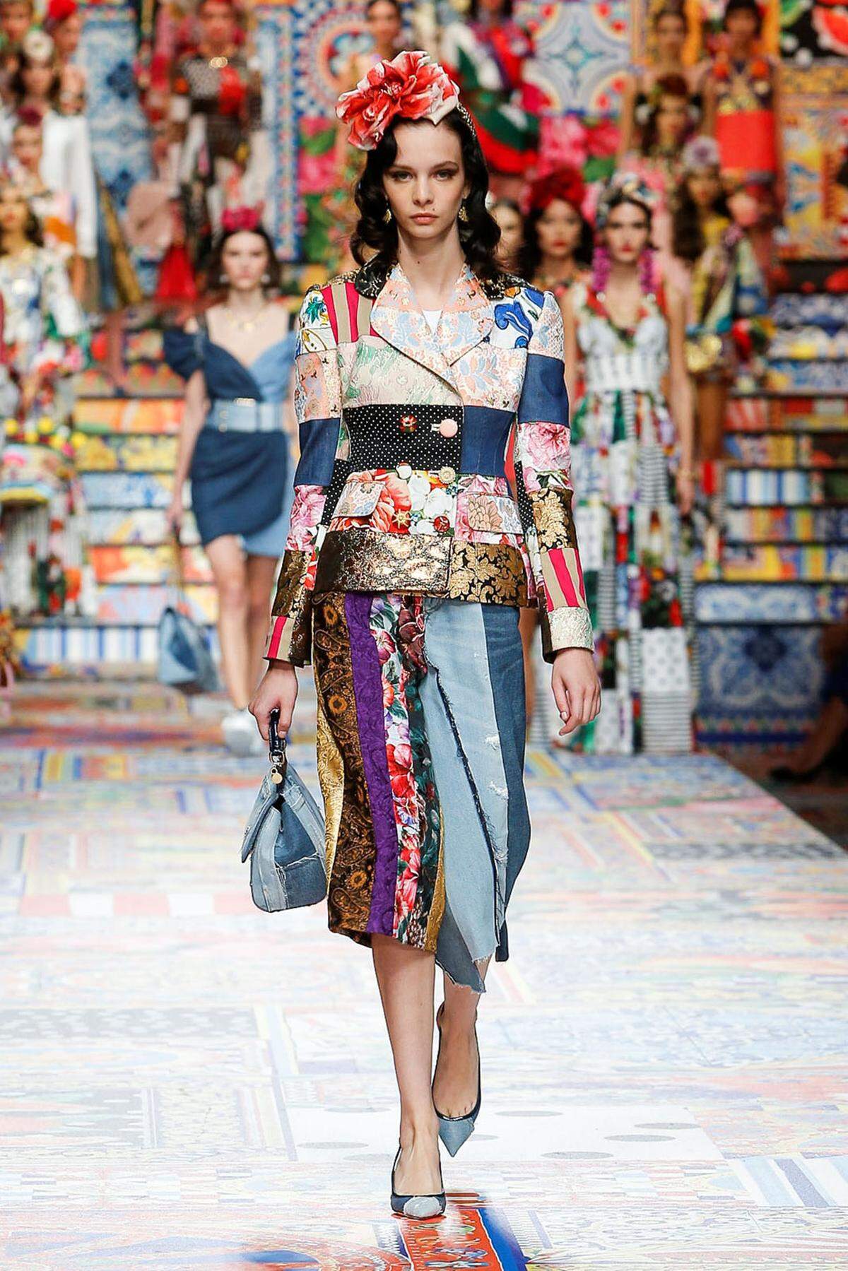 Zurückhaltung zelebriert man bei Dolce&amp;Gabbana auch im Zuge der Krise nicht. "Sizilianisches Patchwork" nannte das Design-Duo vielmehr die bunten Prints.