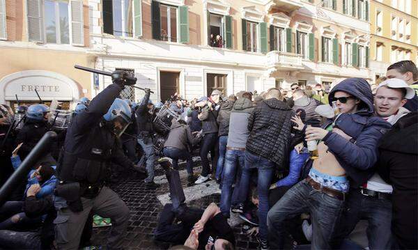 Dennoch gingen im Laufe des Donnerstags die Auseinandersetzungen weiter: Hunderte Fans waren am Nachmittag an der Spanischen Treppe im Zentrum bei Straßenschlachten mit der Polizei beteiligt.