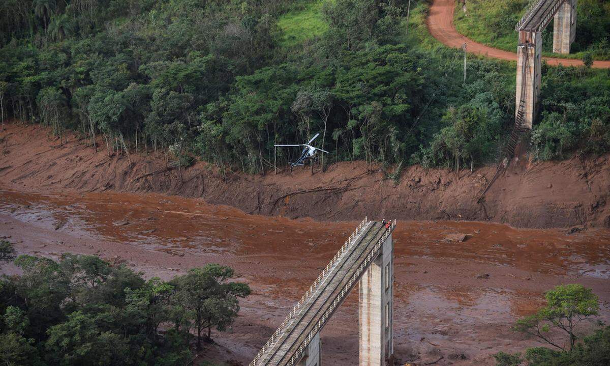 Vorübergehend hatten die Einsatzkräfte ihre Arbeit in Brumadinho am Sonntag unterbrochen, weil ein weiterer Dammbruch drohte. Diese Gefahr bestehe mittlerweile nicht mehr, so die Behörden.