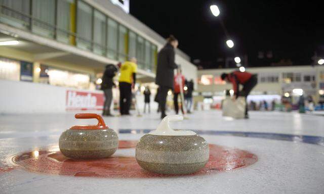 Curling beim Wiener Eislaufverein: Zwei Teams zu je vier Spielern versuchen ihre Steine besser im Ziel, dem House, zu platzieren.