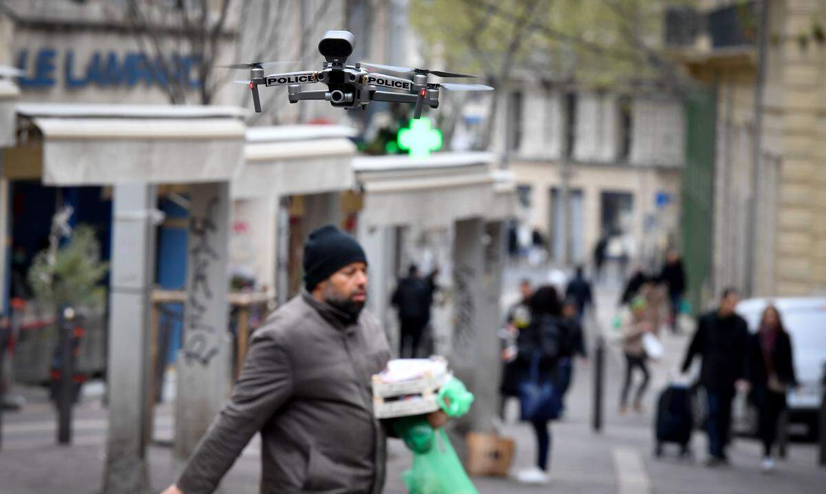 Genau hinschauen - die französische Polizei setzt bei der Kontrolle der Einhaltung ihrer Ausgangsbeschränkungen auf Drohnen. Zuletzt wurden die Maßnahmen in Frankreich verschärft.