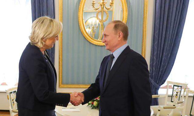 Marine Le Pens Front National erhielt Millionenkredite einer russischen Bank. 2017 empfing Wladimir Putin sie im Kreml.