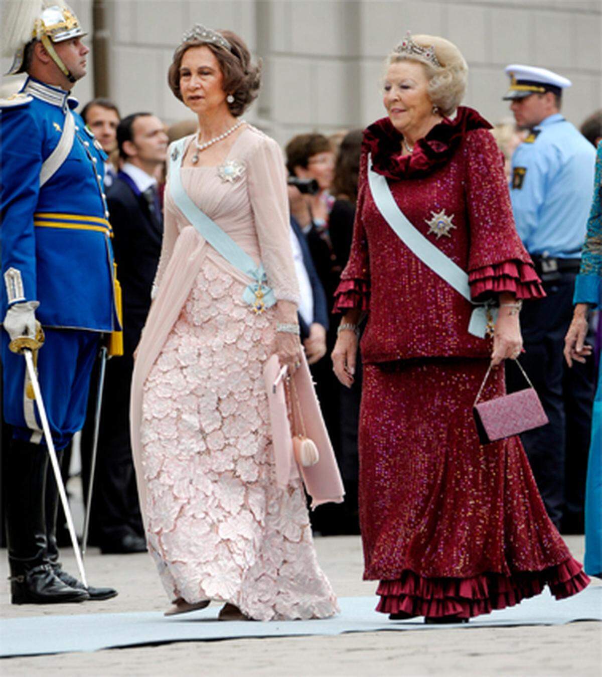Diese hübsch dekorierten Damen sind Königin Sophia von Spanien und Königin Beatrix der Niederlande.