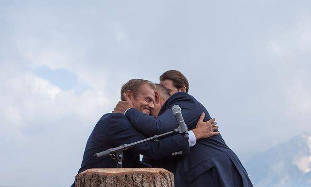 Ein Bild vom Eröffnungsevent der EU-Ratspräsidentschaft Österreich auf der Planai: EU-Ratspräsident Boris Juncker umarmt den bulgarischen Premierminister Boyko Borisov vor den Augen von Sebastian Kurz.