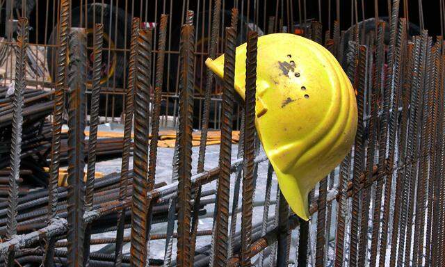 Helm eines Bauarbeiters