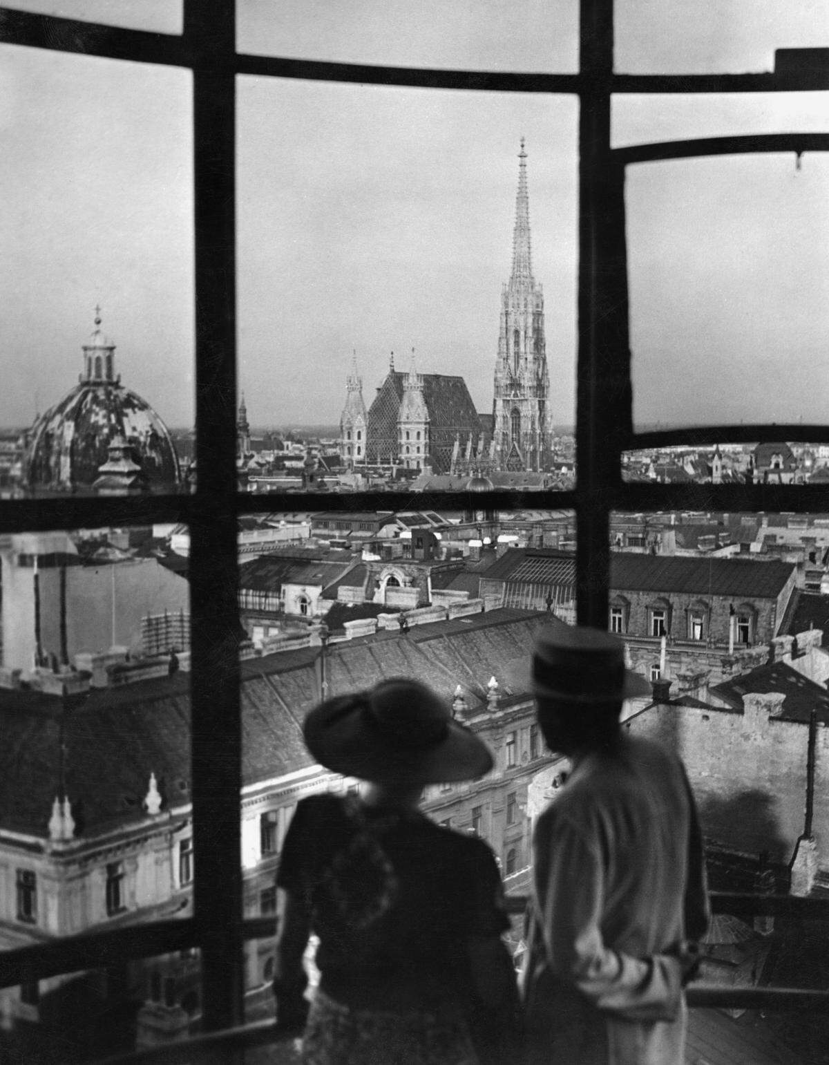 Mit dem ersten Hochhaus Wiens in der Herrengasse, das zwischen 1931 und 1932 entstand, wurde eine neue Perspektive auf die Stadt eröffnet. Das Foto, das um 1935 entstand, ist ein Dialog zwischen altem (Stephansdom) und neuem (Hochhaus) Aussichtspunkt. Die klassische Inszentierung eines damals neuen Wien-Blicks.