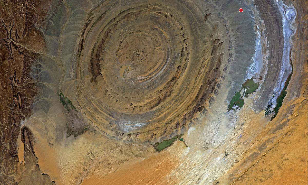 Von Astronauten wird er das "Auge Afrikas" genannt: Der Vulkan Guelb er Richat im Zentrum Mauretaniens zählt zu einer der spektakulärsten geologischen Formationen der Westsahara. Heute liegt der Feuerberg aufgrund von Dürreperioden und unsachgemäßer Landwirtschaft zwar an den westlichen Ausläufen der Sahara, doch die Region war einst überwiegend fruchtbares Land. (Die Satellitenaufnahmen stammen aus dem "Kosmos Satelliten-Weltatlas", der im Kosmos Verlag erschienen ist.)