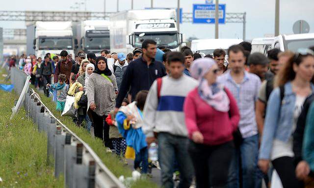 Flüchtlinge im vergangenen Jahr auf der Autobahn bei Nickelsdorf.