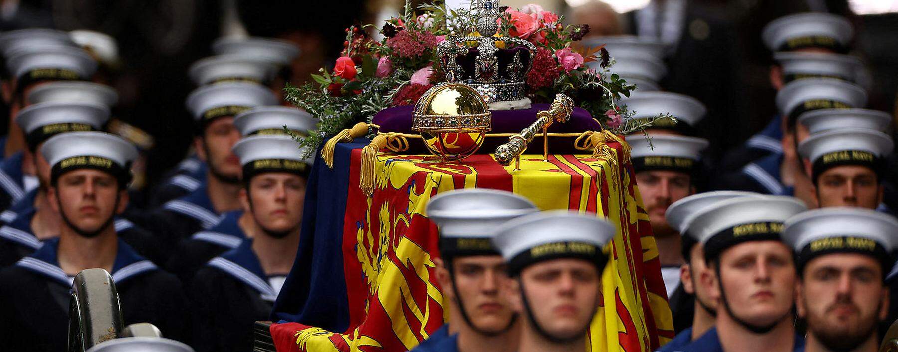Marinesoldaten schreiten mit dem Sarg der Queen mit allen Insignien in die Westminster Abbey im Herzen Londons. Das Zeremoniell war seit Jahrzehnten festgeschrieben.