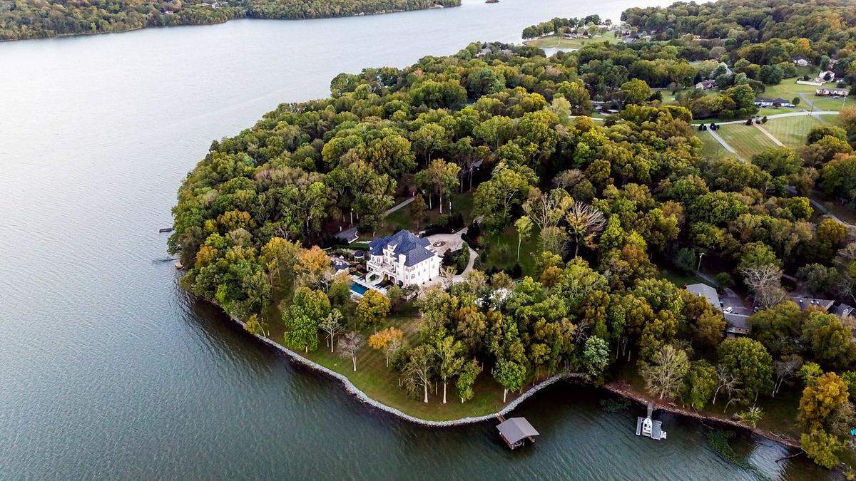 Und ein Bootshaus, mit Platz für zwei Booten. Das Anwesen liegt am Old-Hickory-See und inmitten von Bäumen. Es liegt rund 40 Kilometer von Nashville entfernt.