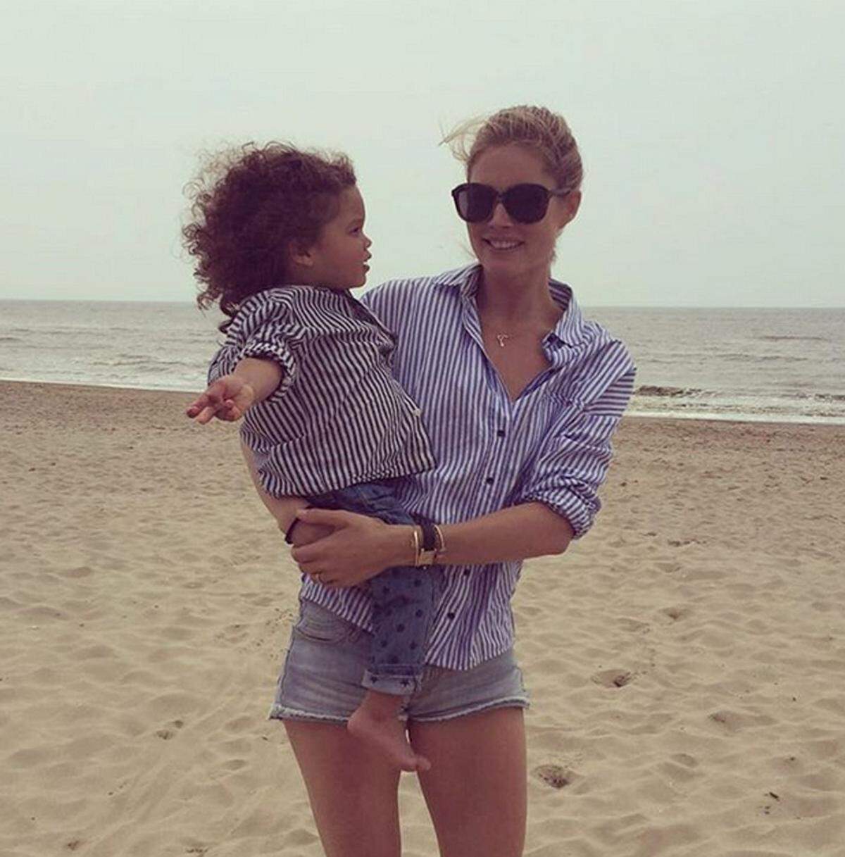 Doutzen Kroes verbrachte ihre Freizeit mit ihren Kindern am Strand.