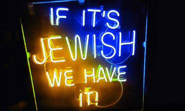 Diese Leuchtreklame ist eine Reproduktion, die mit Genehmigung des Capital Jewish Museum, Washington, 