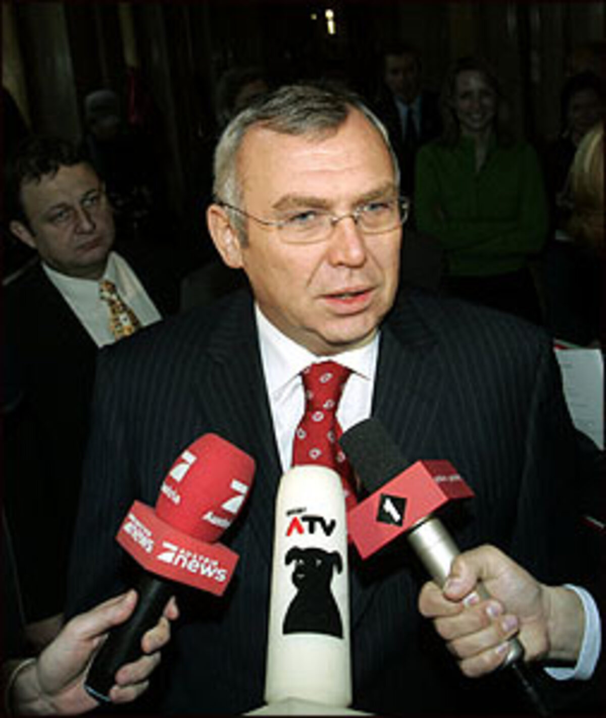 "Es kann keine Anti-Kinder-Erlässe geben."SP-Chef Alfred Gusenbauer. Der umstrittene Erlass von Sozialministerin Ursula Haubner, wonach in Österreich lebende Ausländer für ihre neugeborenen Babys oft monatelang keine Sozialleistungen bekommen, soll außer Kraft gesetzt werden.