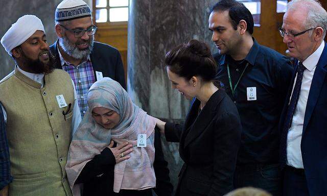 Jacinda Ardern mit Vertretern der muslimischen Gemeinschaften im Parlament in der Hauptstadt Wellington.