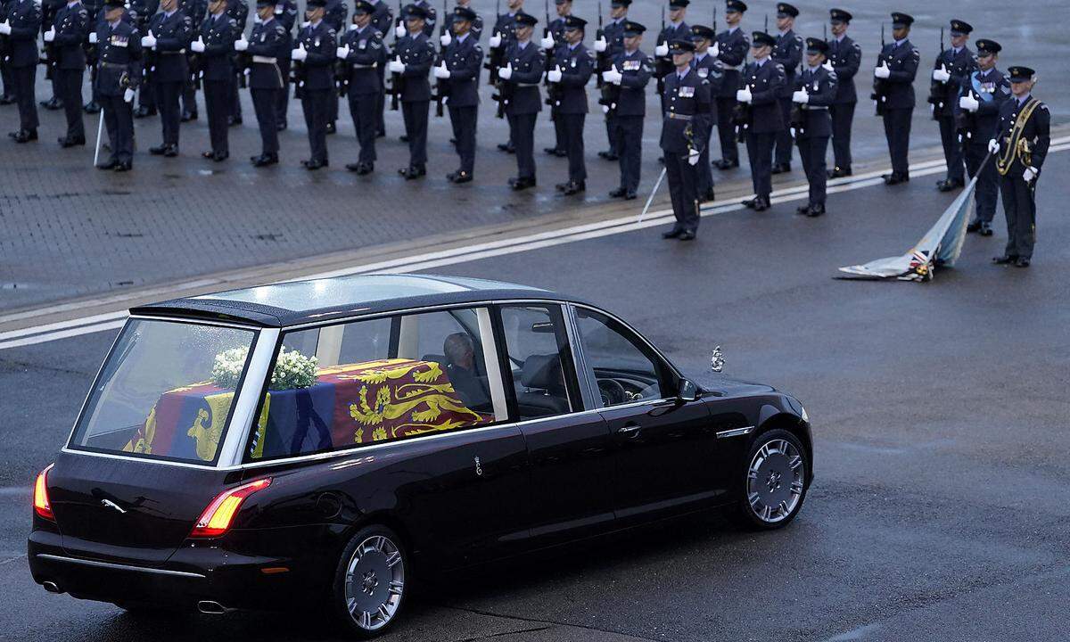 Der Sarg der verstorbenen Königin Elizabeth II. traf in London ein.