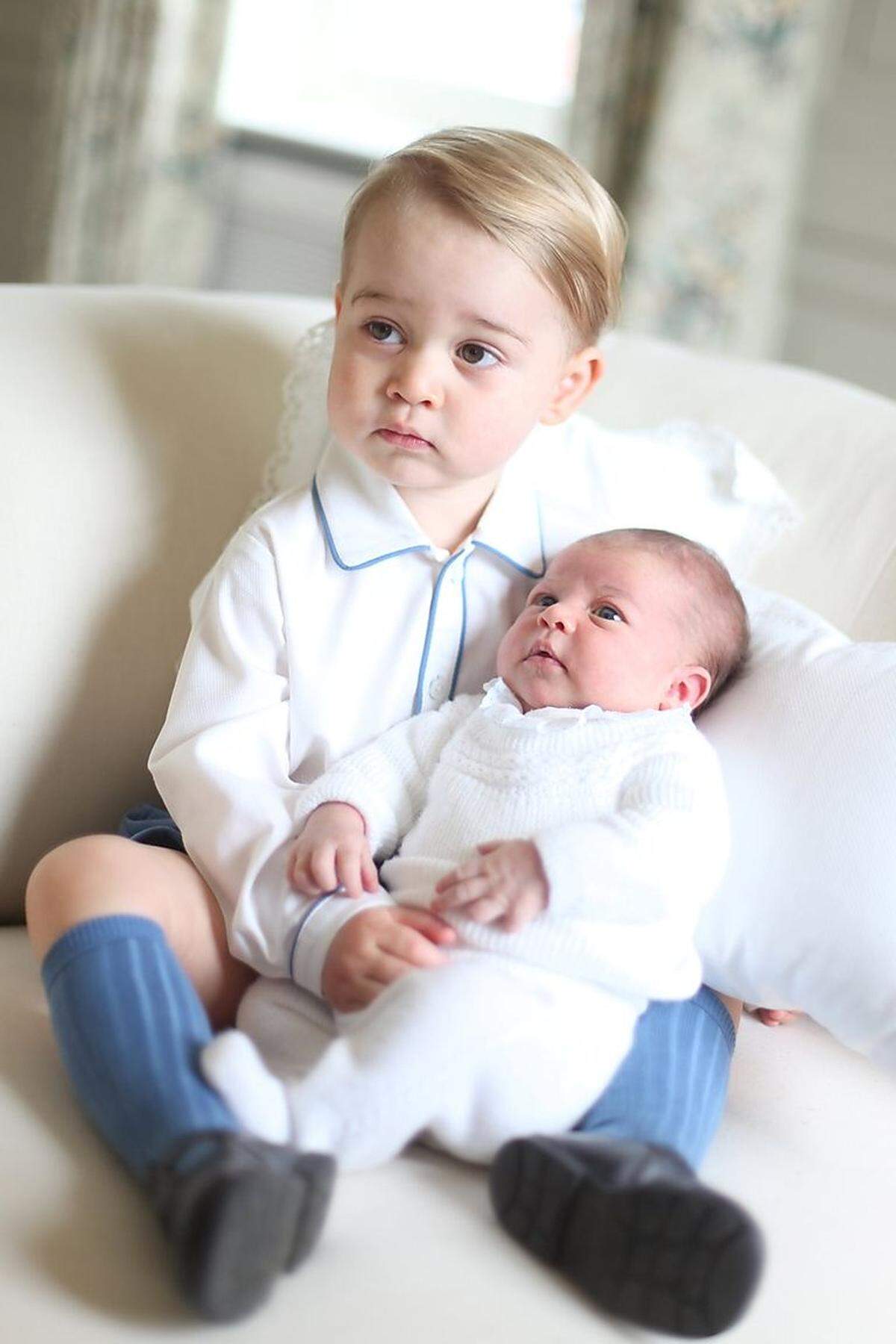 Die Fotos schoss Mutter Kate Mitte selbst, als Charlotte zwei Wochen alt war, in Anmer Hall, einem Landhaus von Prinz William und seiner Frau Kate.