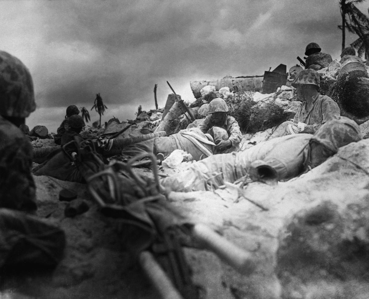 Marines kauern am Strand von Betio