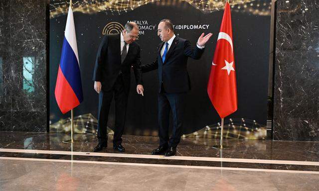 Der russische Außenminister Lawrow mit seinem türkischen Amtskollegen Cavusoglu.
