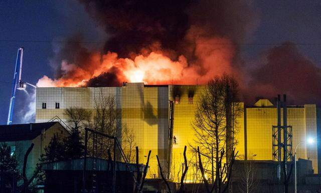 Eine ausgeschaltete Alarmanlage, blockierte Notausgänge: Der Brand erfasste rasch das gesamte Einkaufszentrum Winterkirsche in Kemerowo.