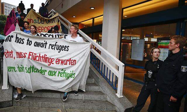 Mit Bannern protestierten die rund 35 Flüchtlinge am Berliner Fernsehturm.