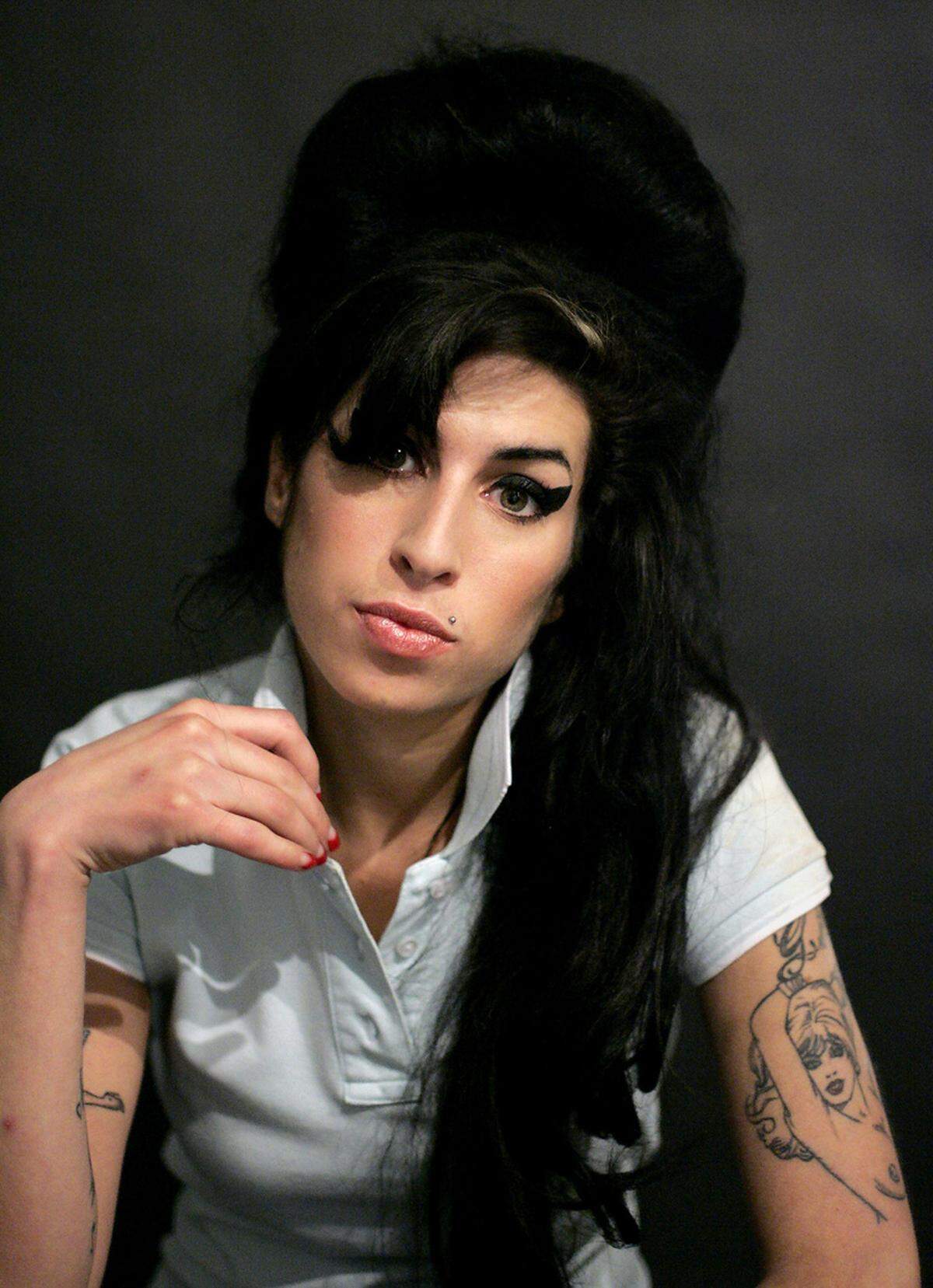 Einem Bienenstock glich die voluminöse 60ies-Frisur von Sängerin Amy Winehouse.