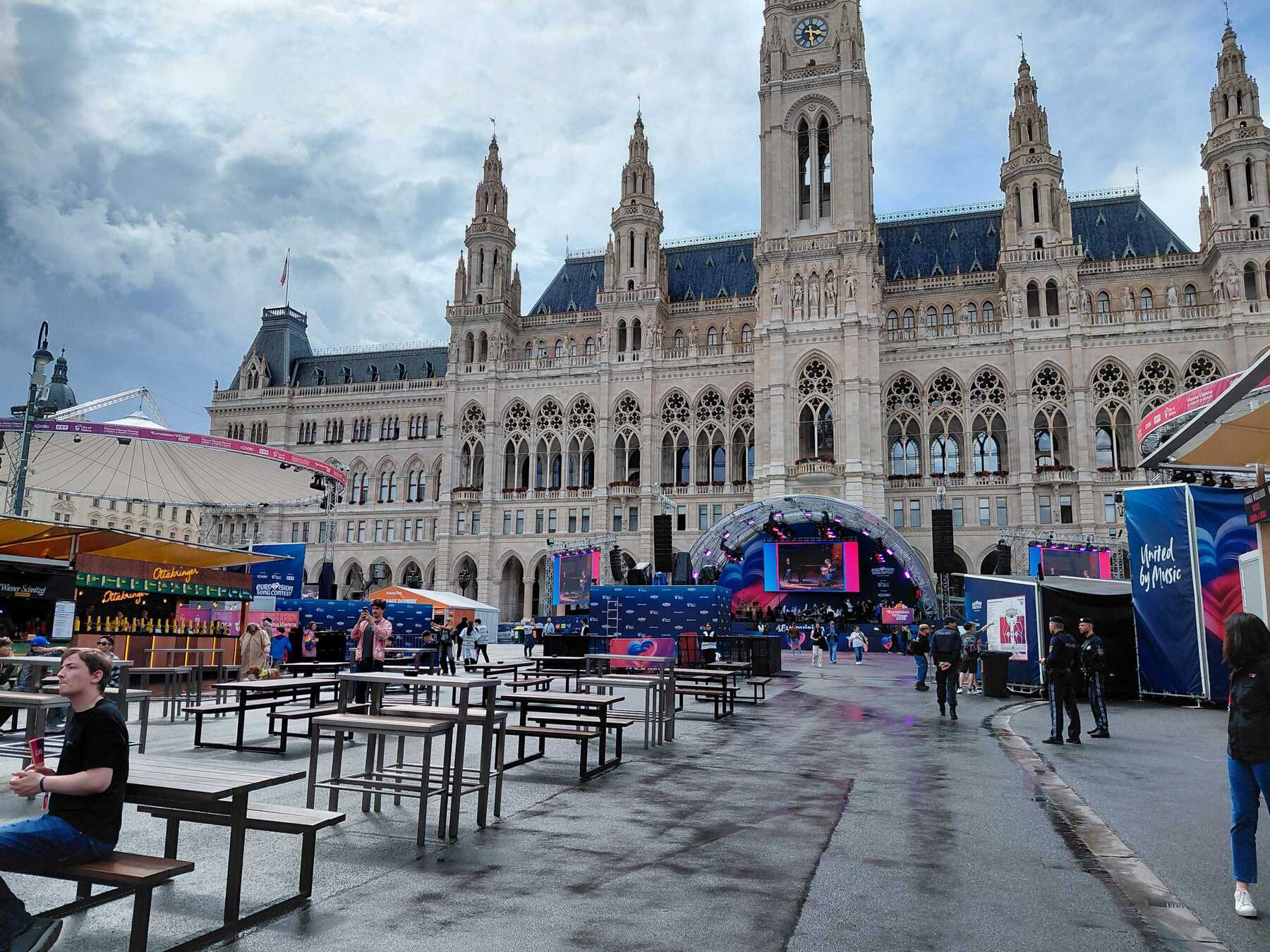 Gewitter und Sturm: Eurovision Village am Rathausplatz geräumt