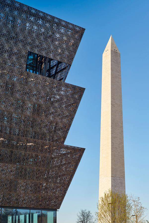 Die Abkürzung macht’s kaum kürzer: Das NMAAHC eröffnete letzten September in Washington. Der britische Architekt David Adjaye schuf damit sein bislang wichtigstes Werk. Vor 13 Jahren war bereits das „Go“ für das Projekt von Präsident George W. Bush und dem Kongress erfolgt.