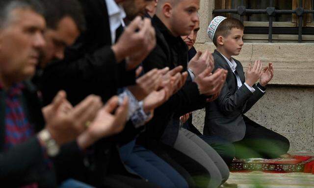 In der Großen Moschee in der kosovarischen Hauptstadt Pristina wird gebetet. 