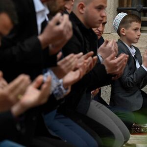 In der Großen Moschee in der kosovarischen Hauptstadt Pristina wird gebetet. 