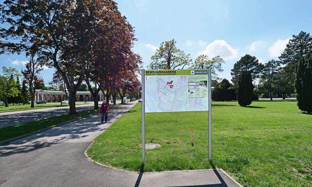 Sinn fürs Jenseitige? „Bewegungsarena“-Tafel, Zentralfriedhof.